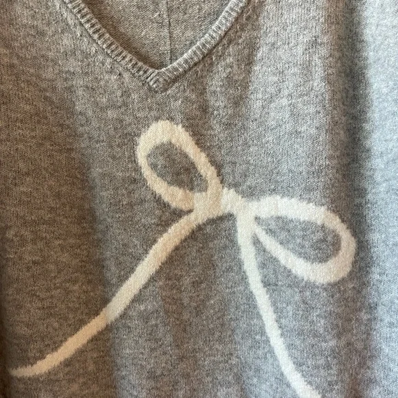 American Eagle Gray Bow Knit Sweater Size M • Long Sleeve Soft Pullover • Cute - Picture 5 of 6